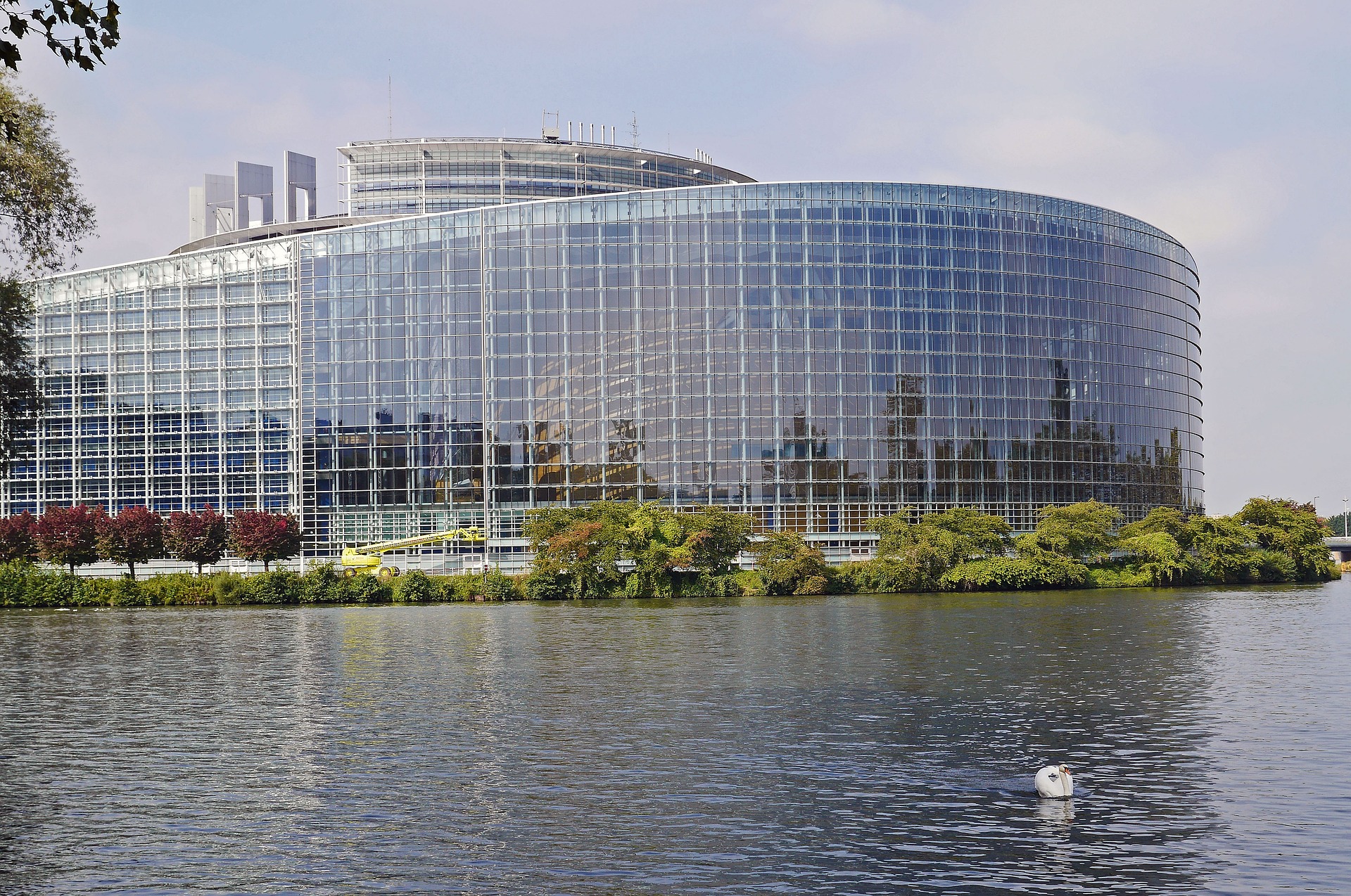 Council and Parliament reach political agreement to criminalise violation of EU sanctions